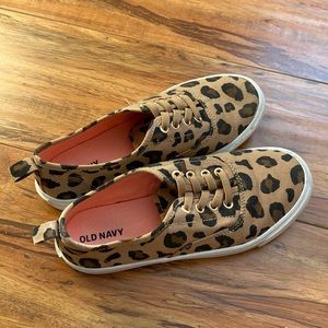 Old Navy Girls’ Leopard Print Sneakers Size: 2